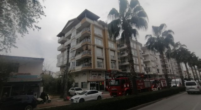 Antalyada 5 katlı binada yangın paniği