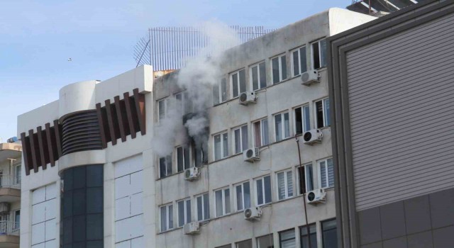 Antalyada 7 katlı apartmanda çıkan yangın korkuttu