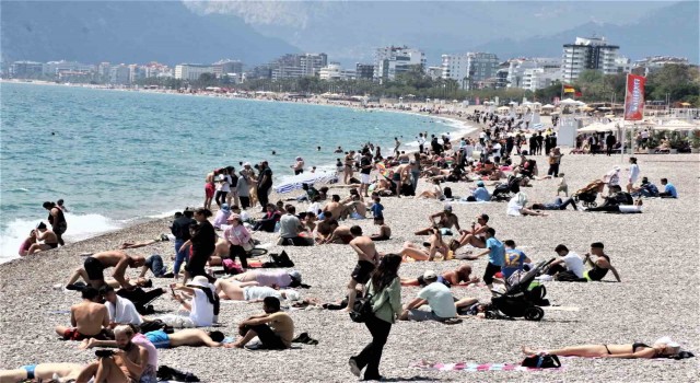 Antalyada dünyaca ünlü sahilde bayram yoğunluğu yaz aylarını aratmadı