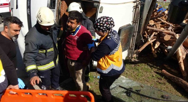 Antalyada freni patlayan tomruk yüklü kamyon devrildi: 1 yaralı