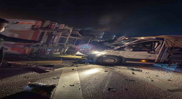 Antalyada kamyon ile kamyonet çarpıştı: 1 yaralı