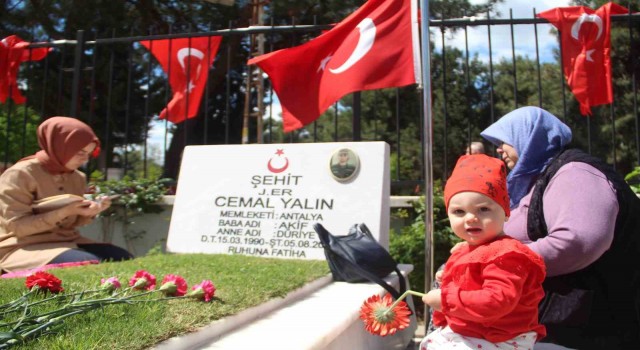 Antalyada mezarlıklarda ziyaretçi yoğunluğu yaşandı