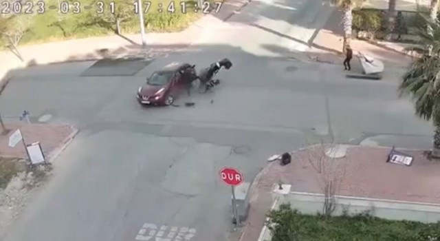 Antalyada motosiklet ve sürücüsünü metrelerce savuran kaza