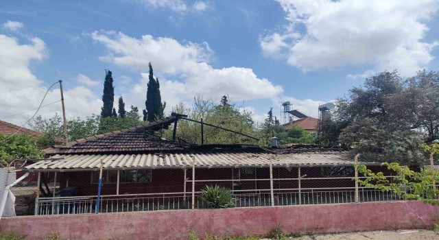 Antalyada müstakil ev alevlere teslim oldu