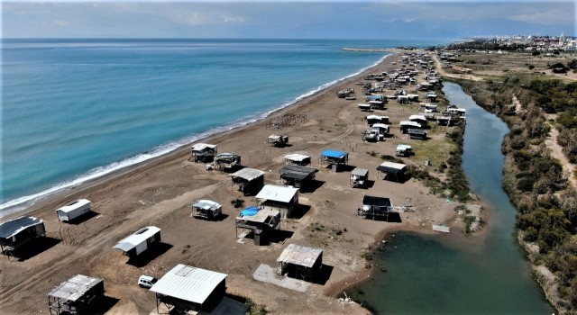 Antalyada otellere komşu denize sıfır çardaklarda yangın: 4 çardak küle döndü