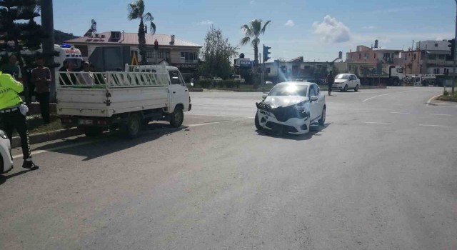 Antalyada otomobil ile kamyonet çarpıştı: 1 yaralı