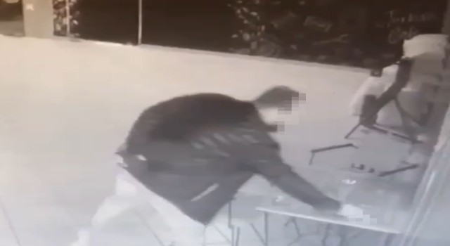 Antalyada sigara hırsızlığı güvenlik kamerasında