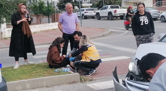 Antalyada ticari taksi ile otomobil çarpıştı: 2 yaralı