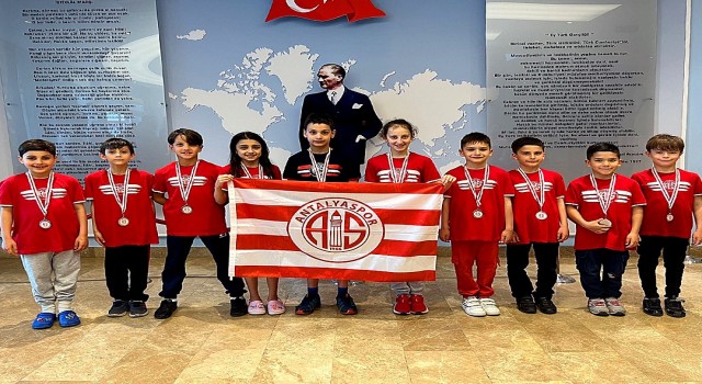 Antalyasporlu küçük kulaçlar 23 Nisanda coştu
