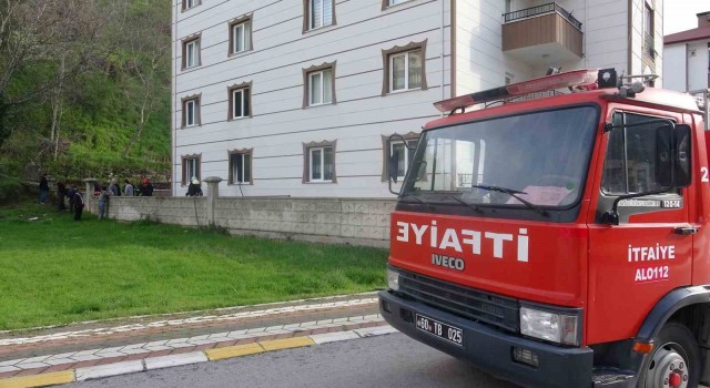 Apartman dairesinde çıkan yangın ekipleri alarma geçirdi