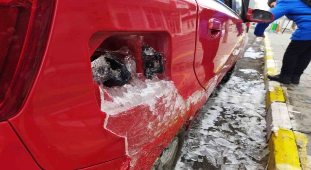 Ardahanda dondurucu soğuklarda aracın depo kapağı dondu