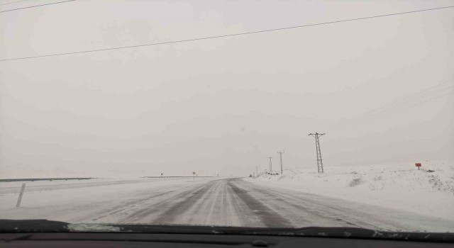 Ardahanda kar ve tipi ulaşımı aksatıyor