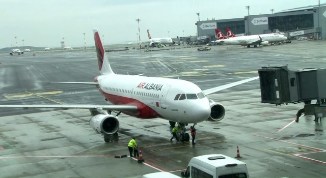 Arnavutlukun iade ettiği kripto para borsası Thodexin kurucusu Faruk Fatih Özeri taşıyan uçak İstanbul Havalimanına indi.