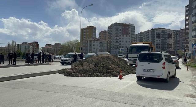 Arsa benim dedi, kum döktürüp yolu kapattı