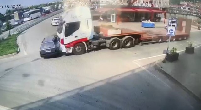 Artvinde 3 kişinin yaralandığı kaza anı güvenlik kamerasına yansıdı