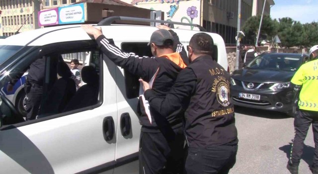Ataşehirde polislerden sıkı okul denetimi