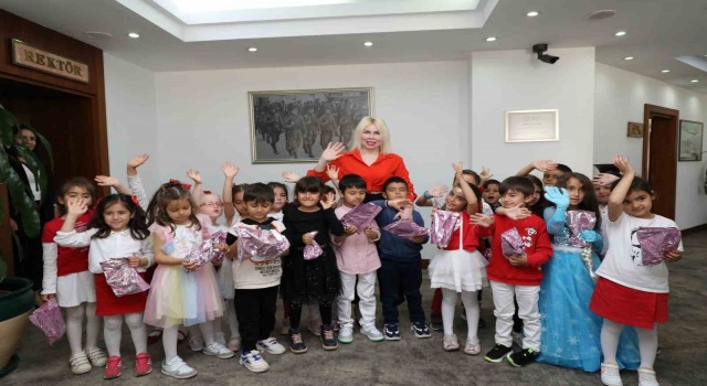 AÜ Rektörü Özkan, çocuklarla bir araya geldi