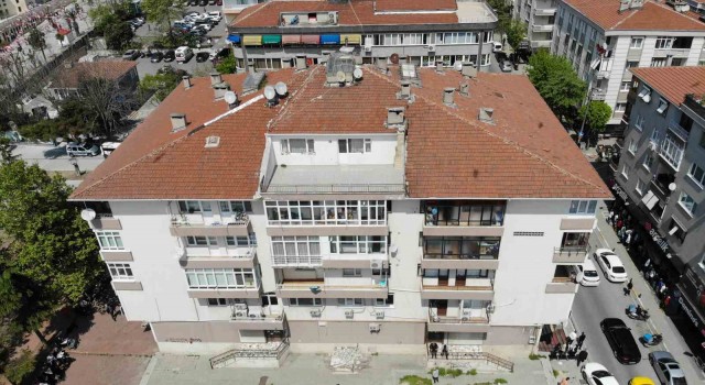 Avcılarda beton parçasının düştüğü bina tahliye edilerek mühürlendi