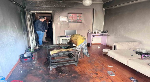 Avcılarda vücut geliştirme şampiyonu evini ateşe verdi, yaktığı eşyaları balkondan attı