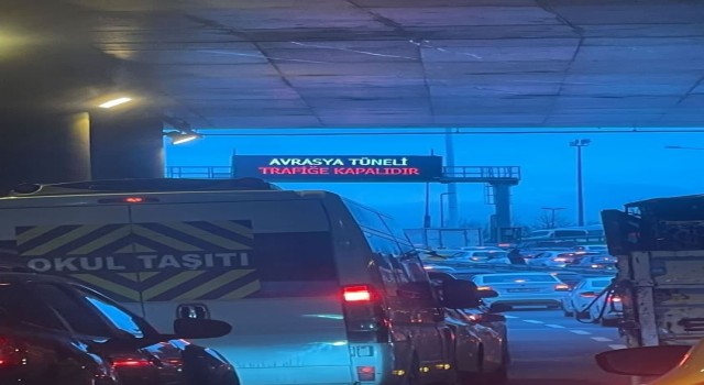 Avrasya Tünelinde kaza: Otomobil yan yattı