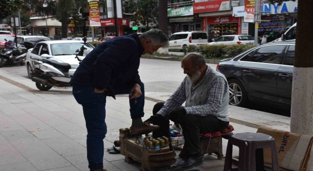 Ayakkabı boyayarak 6 evlat büyütüp, iki kez umreye gitti