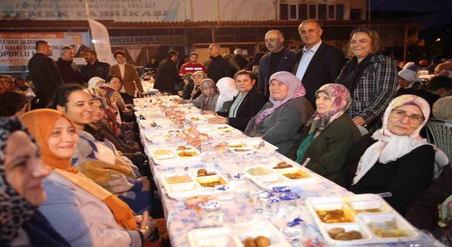 Aydın Büyükşehir Belediyesi Aydınlıları iftar sofralarında buluşturmaya devam ediyor