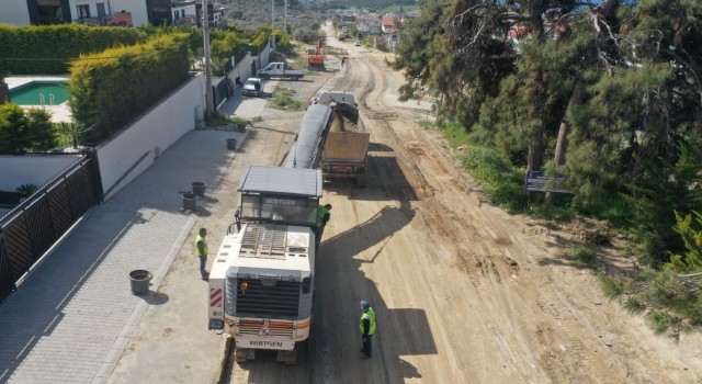 Aydın Büyükşehir Belediyesi Kuşadasında yol yapım çalışmalarına devam ediyor