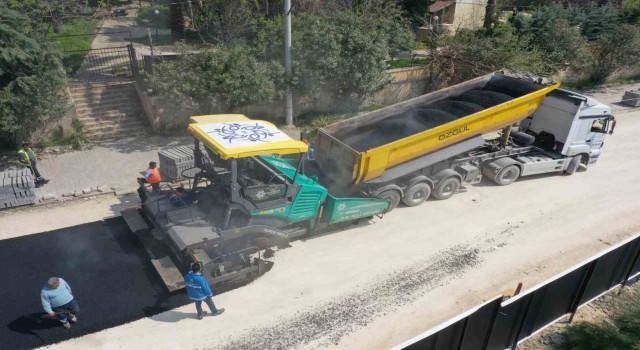 Aydın Büyükşehir Belediyesi Kuşadasında yol yapım çalışmalarına devam ediyor