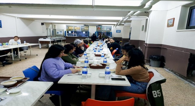 Aydın Lisesinde depremzede öğrenci ve velileri iftarda buluştu