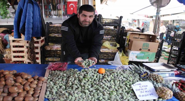 Aydında çağla, kilosu 70 liradan tezgahlara indi