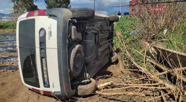 Aydında sürücüsünün hakimiyetini kaybettiği ticari araç tarlaya uçtu