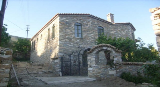 Aydındaki 200 yıllık tarihi kilise, defineciler ve bakımsızlığın kurbanı oluyor