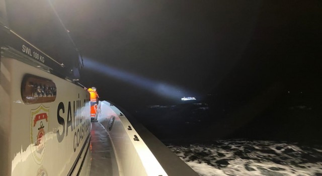 Ayvalık açıklarında 35 düzensiz göçmen kurtarıldı