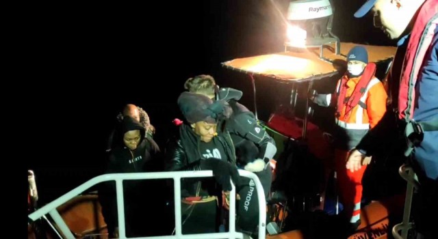 Ayvalıkta 38 göçmen kurtarıldı