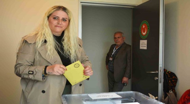 Ayvalıkta Deniz Hudut Kapısında yurt dışı seçim kütüğüne kayıtlı vatandaşlar oy kullanmaya başladı