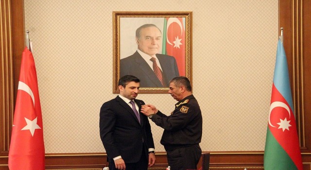 Azerbaycan Savunma Bakanı Hasanovdan Selçuk Bayraktara madalya
