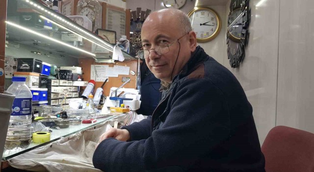 Babasının isteğiyle başladığı meslekte 48 yıldır saatlere ayar veriyor