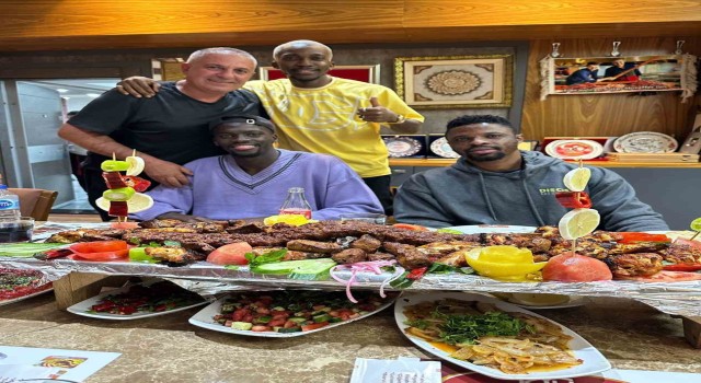 Badou Ndiaye ve Onyekurunun kebap keyfi