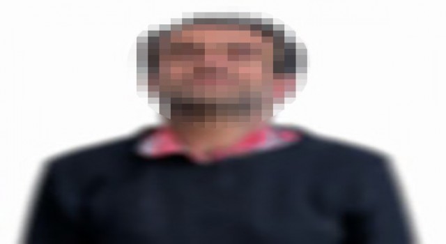 Bağcılarda hastanenin kafeteryasında oturan kadının cüzdanını çalan şahıs kamerada