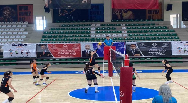 Bağlar Belediyesporun genç kız voleybol takımı, bölge şampiyonu oldu