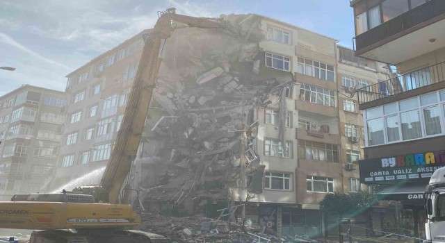 Bahçelievlerde kolonları çatlayan binanın yıkımına başlandı