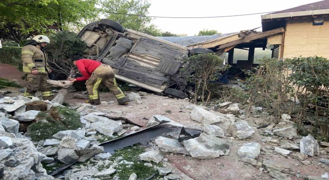 Bahçelievlerde otomobil kafenin bahçesine uçtu: 1 ağır yaralı
