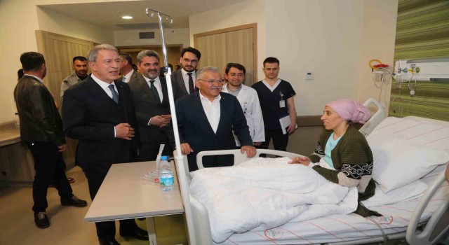 Bakan Akar ile Başkan Büyükkılıçtan hastanede bayram ziyareti