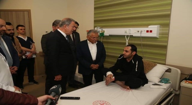 Bakan Akar, Kayseri Şehir Hastanesinde hastaları ziyaret etti