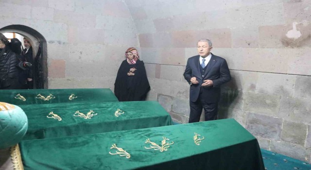 Bakan Akar seçim çalışmasına türbe ziyareti ile başladı