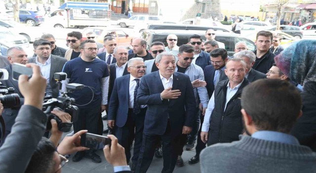 Bakan Akar; Şehit Aileleri ve Gaziler Derneğini ziyaret etti