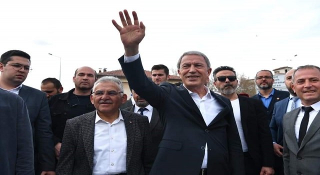 Bakan Akar: Suriyenin kuzeyinde kazdıkları çukurlara gömüldüler, Irakın kuzeyinde kampları yerle bir ediliyor