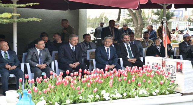 Bakan Akar, Vali Çiçek ve Başkan Büyükkılıçtan şehitlik ziyareti