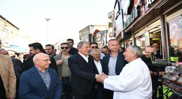 Bakan Akar Ve Başkan Büyükkılıçtan tarihi kapalı çarşı esnafına ziyaret