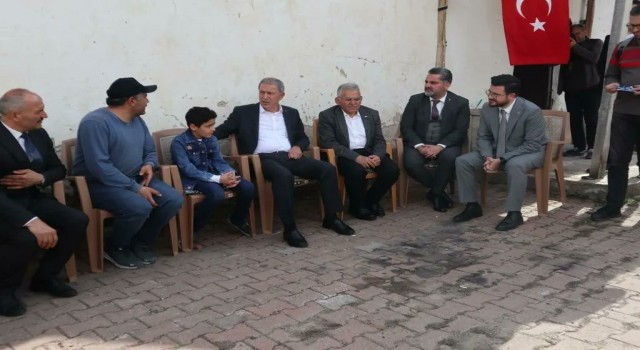 Bakan Akardan şehit çocuğuna duygulandıran ziyaret
